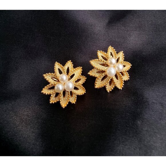 Vintage TRIFARI CROWN 1960s Signed Star Shape Gold Flower Faux Pearls Clip on Ea - Picture 3 of 8